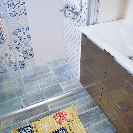 Spacious 2 Bedroom For Up To 5 With Mountain View. Free Wifi Apartment *
