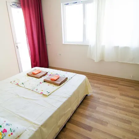 Spacious 2 Bedroom For Up To 5 With Mountain View. Free Wifi *